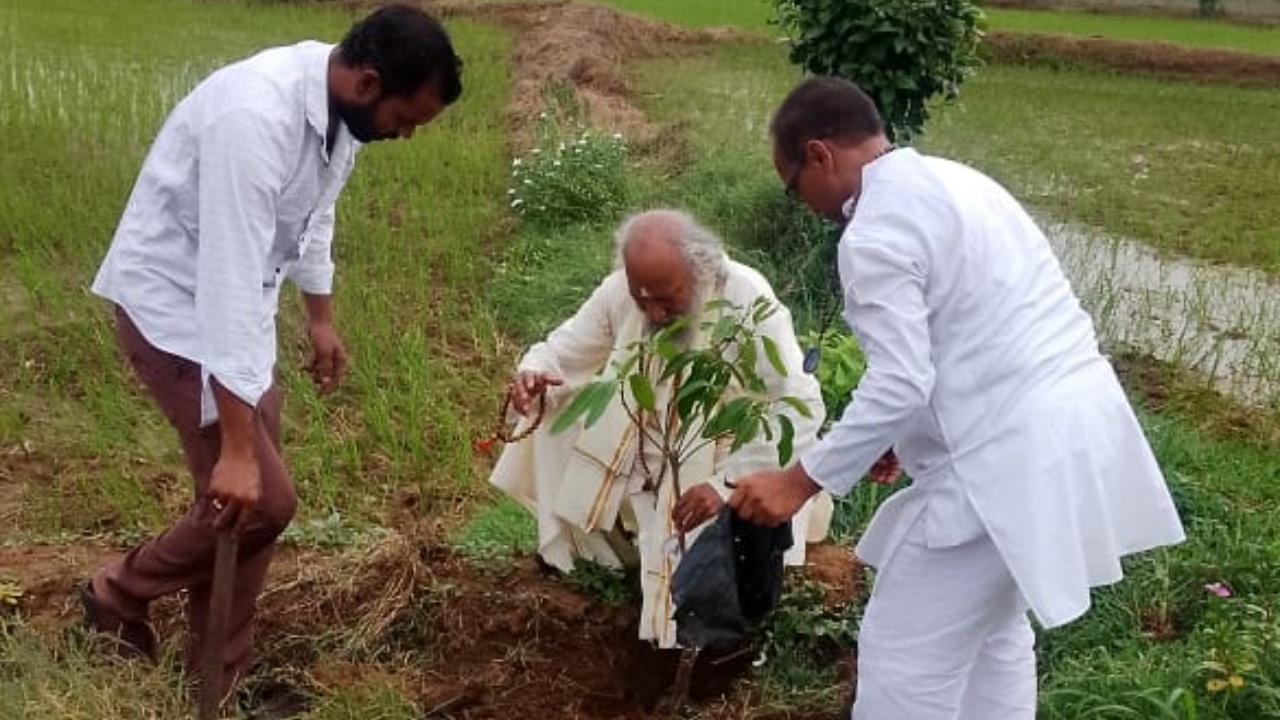 गुरु पूर्णिमा के अवसर पर छत्तीसगढ़ के सद्गुरु धाम आश्रम गौरखेड़ा में वृक्षारोपण का हुआ आयोजन